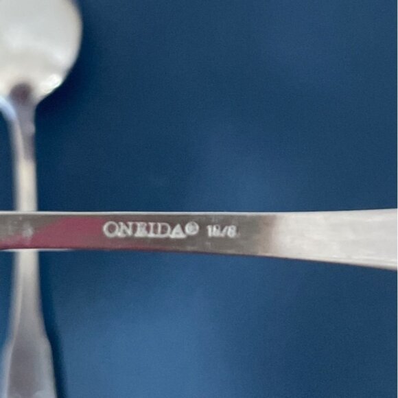 Vintage Oneida Yorktowne Pattern Dinner Spoons Teaspoons 18/8 Stainless Steel - Picture 4 of 6